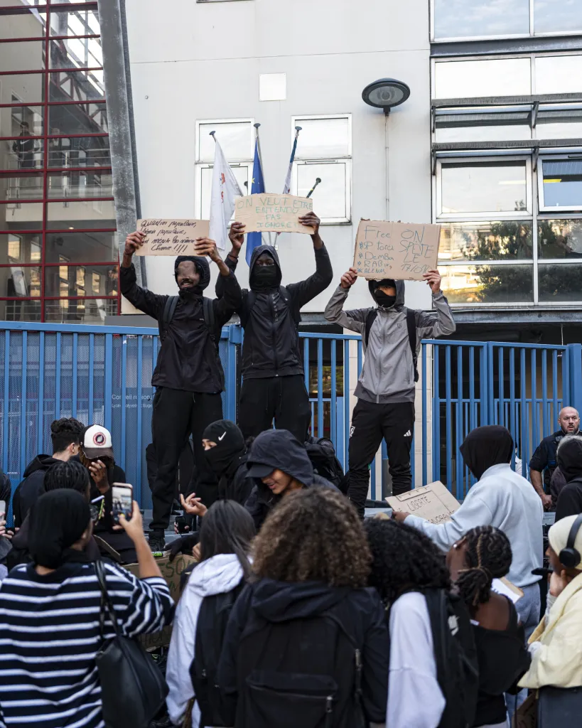 Photo de lycéens pendant leur blocage